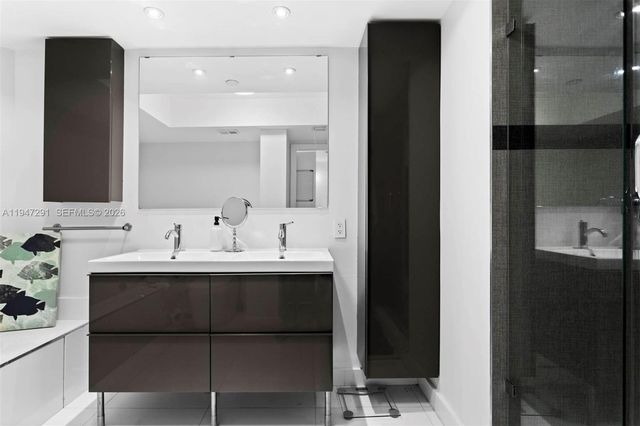 1000 W Island Blvd 812, Aventura, FL 33160