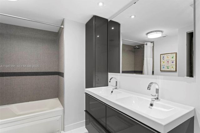 1000 W Island Blvd 812, Aventura, FL 33160