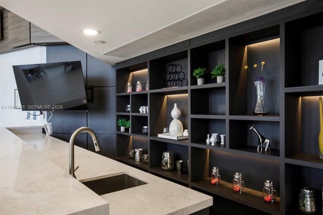 1000 W Island Blvd 812, Aventura, FL 33160