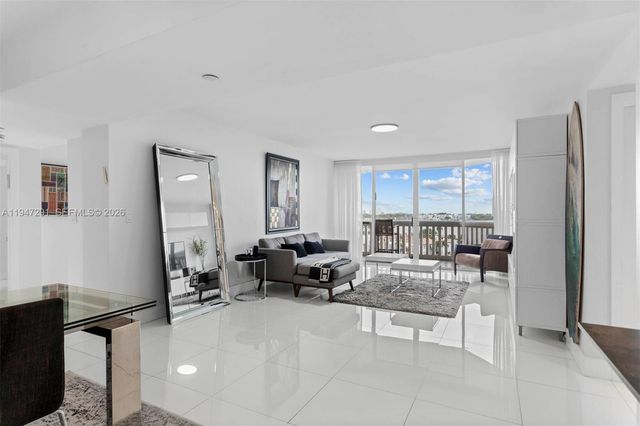 1000 W Island Blvd 812, Aventura, FL 33160