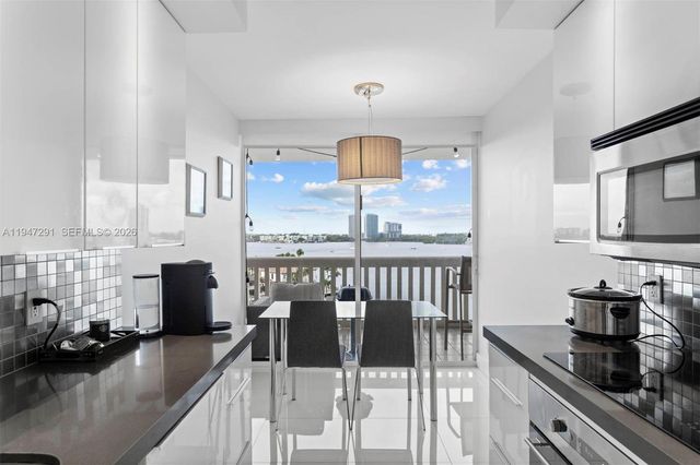 1000 W Island Blvd 812, Aventura, FL 33160