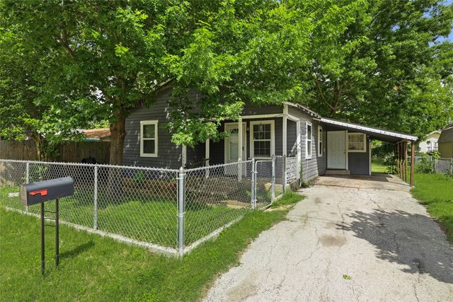305 Claude Avenue, Cleburne, TX 76031