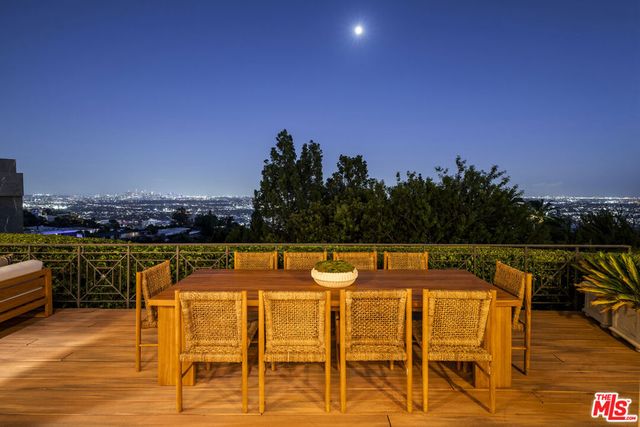 9196 Thrasher Avenue, Los Angeles, CA 90069