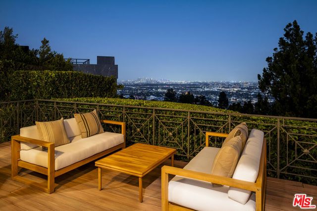 9196 Thrasher Avenue, Los Angeles, CA 90069