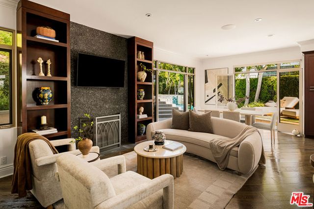9196 Thrasher Avenue, Los Angeles, CA 90069
