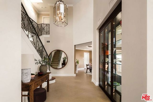 9196 Thrasher Avenue, Los Angeles, CA 90069