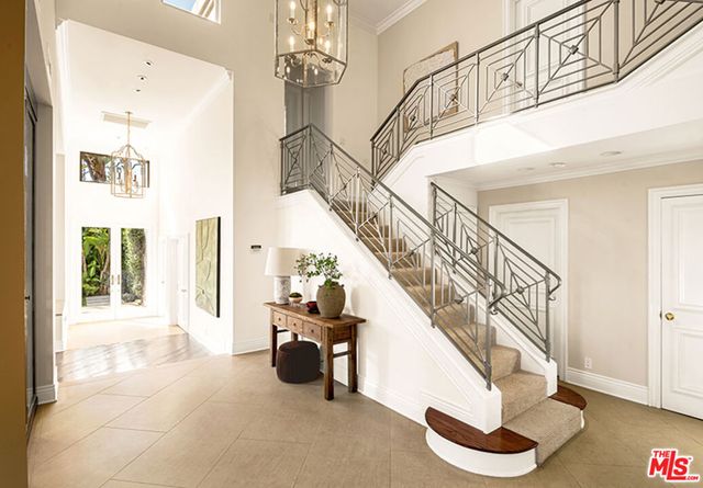 9196 Thrasher Avenue, Los Angeles, CA 90069