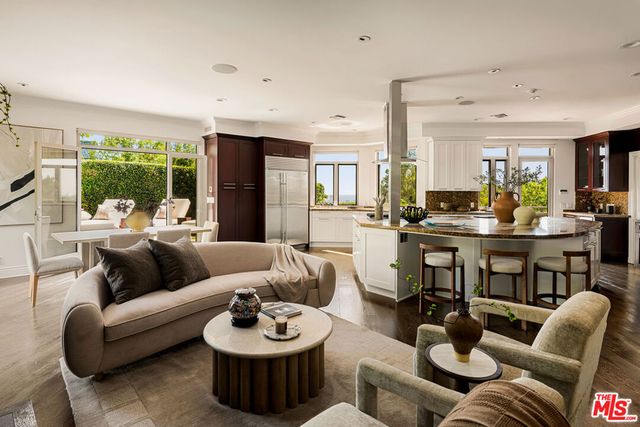9196 Thrasher Avenue, Los Angeles, CA 90069