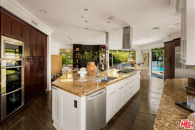9196 Thrasher Avenue, Los Angeles, CA 90069