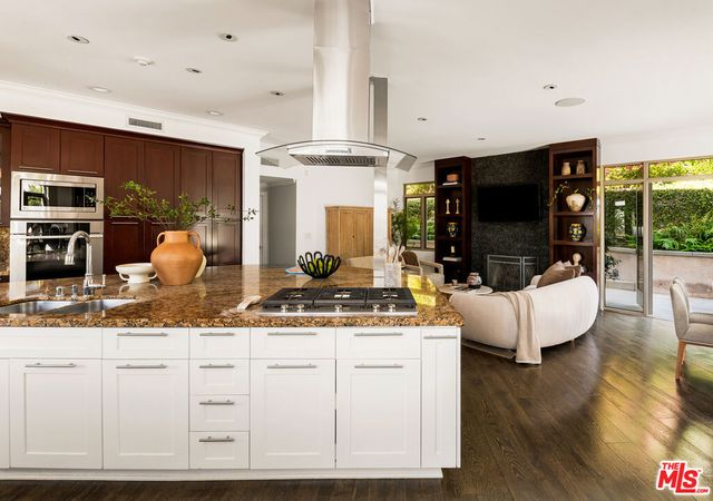 9196 Thrasher Avenue, Los Angeles, CA 90069