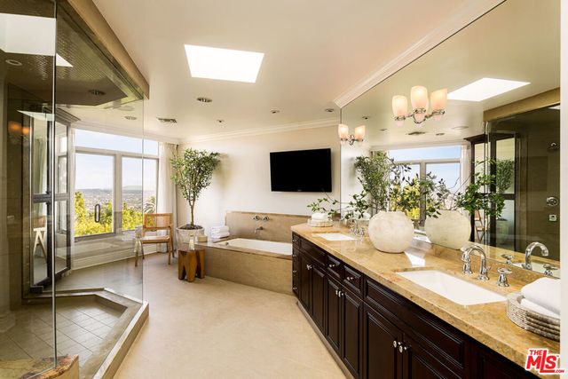 9196 Thrasher Avenue, Los Angeles, CA 90069