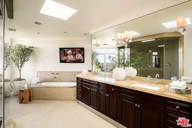 9196 Thrasher Avenue, Los Angeles, CA 90069
