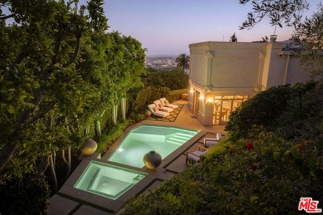 9196 Thrasher Avenue, Los Angeles, CA 90069