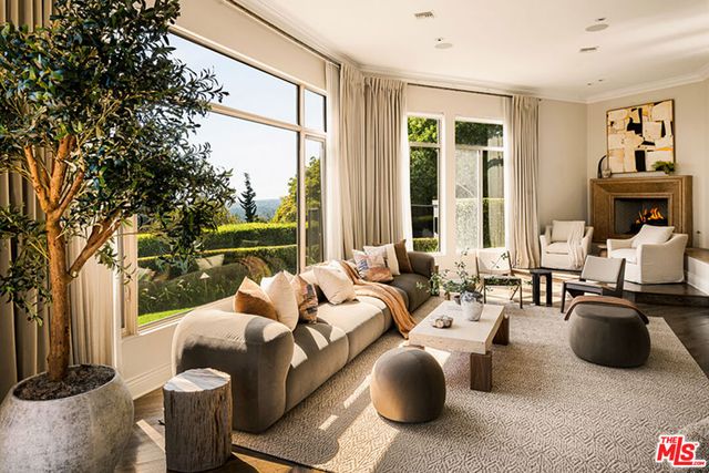 9196 Thrasher Avenue, Los Angeles, CA 90069