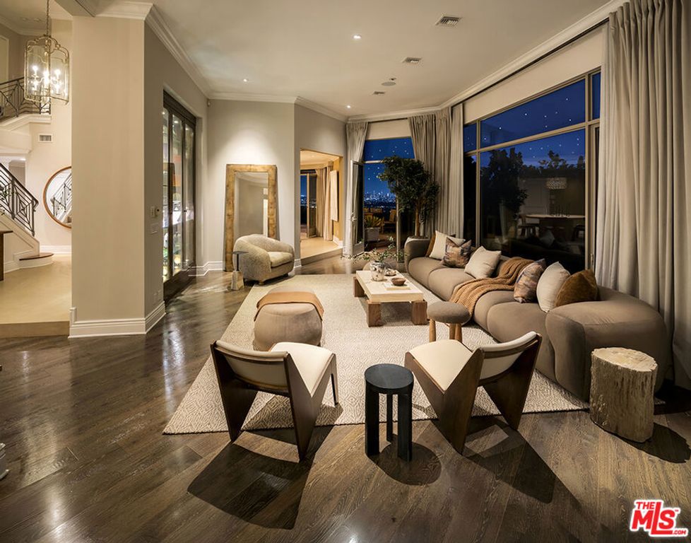 9196 Thrasher Avenue, Los Angeles, CA 90069