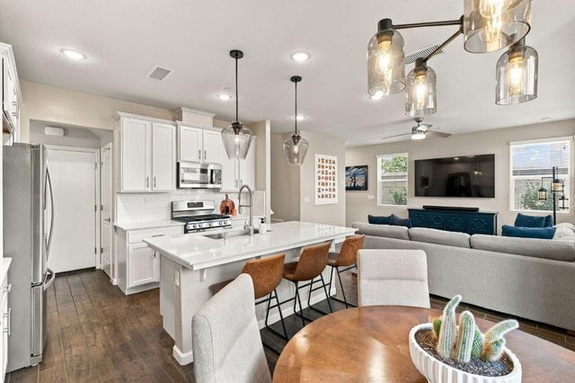 1123 Royalty Way W, Madera, CA 93636