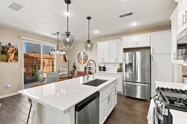 1123 Royalty Way W, Madera, CA 93636