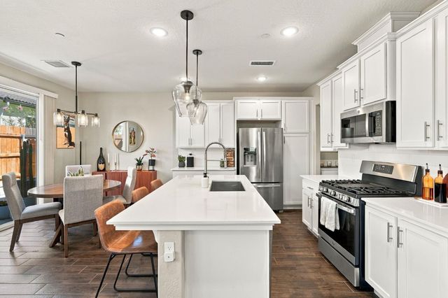 1123 Royalty Way W, Madera, CA 93636