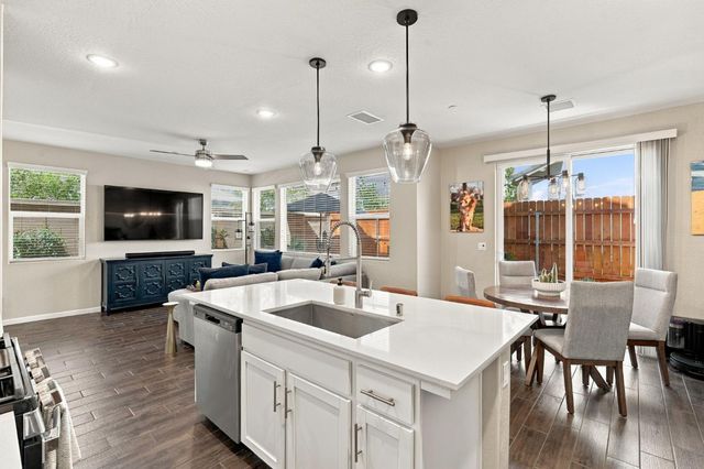 1123 Royalty Way W, Madera, CA 93636