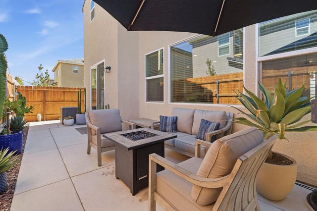1123 Royalty Way W, Madera, CA 93636