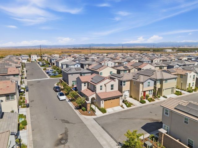 1123 Royalty Way W, Madera, CA 93636