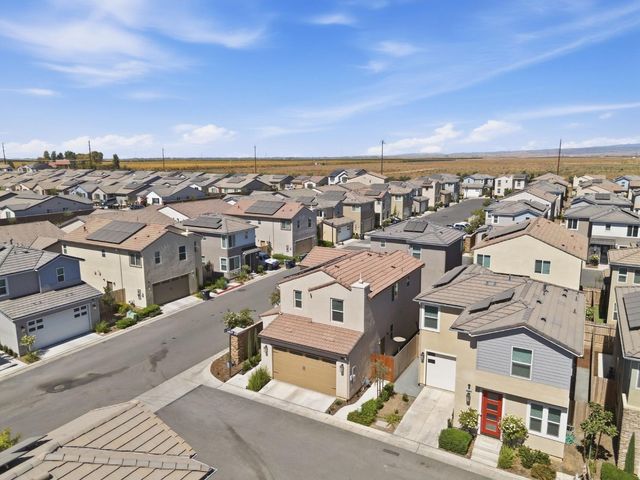 1123 Royalty Way W, Madera, CA 93636