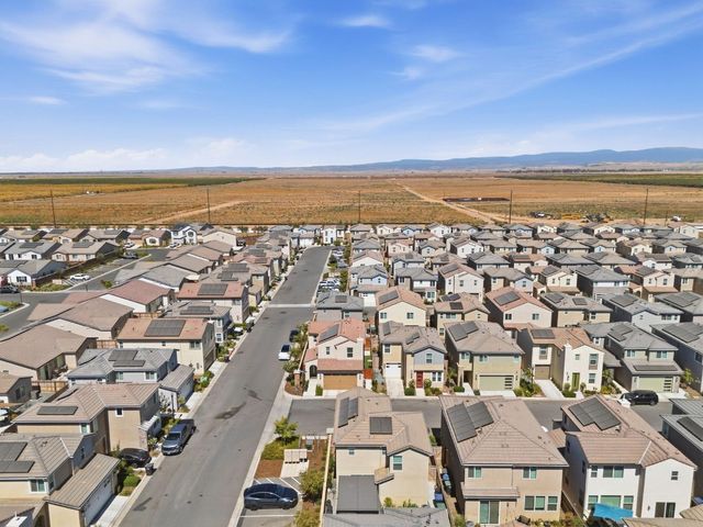 1123 Royalty Way W, Madera, CA 93636
