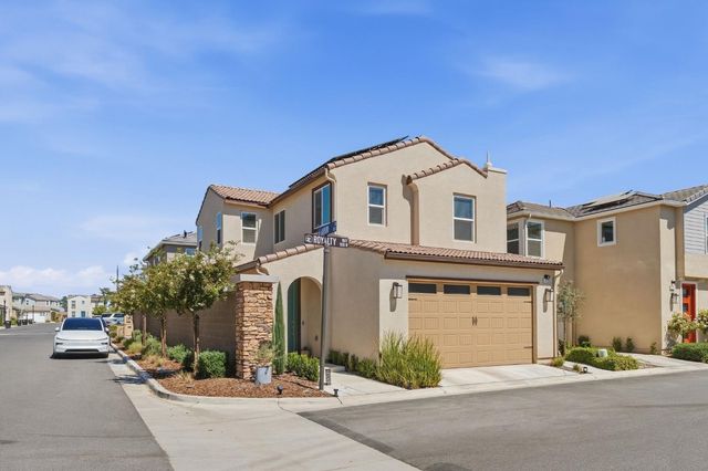 1123 Royalty Way W, Madera, CA 93636