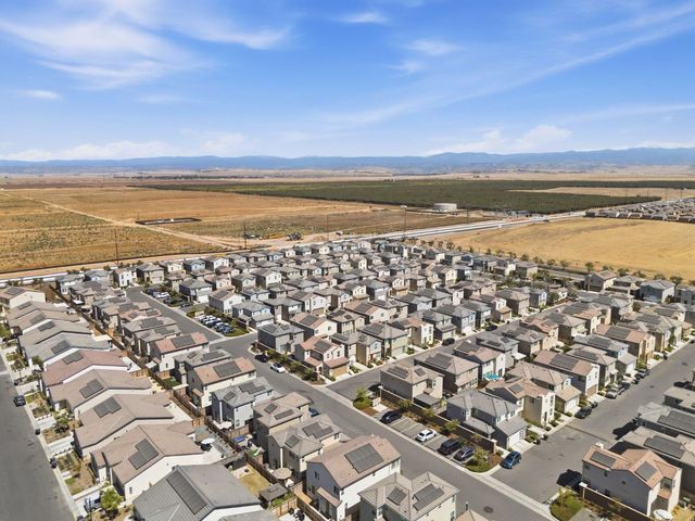 1123 Royalty Way W, Madera, CA 93636