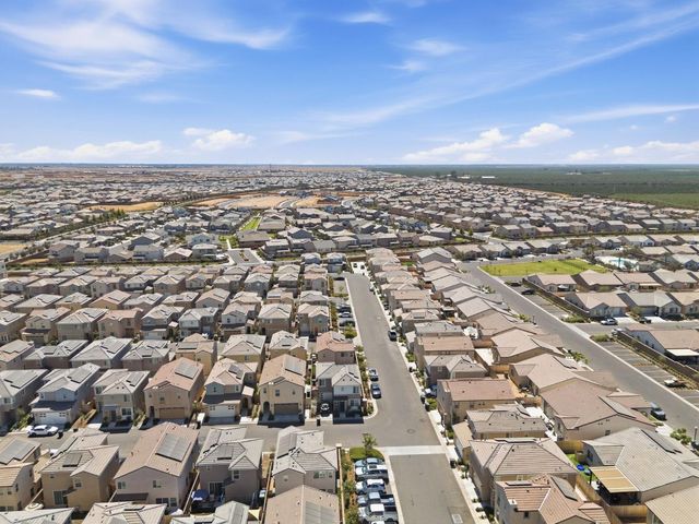 1123 Royalty Way W, Madera, CA 93636