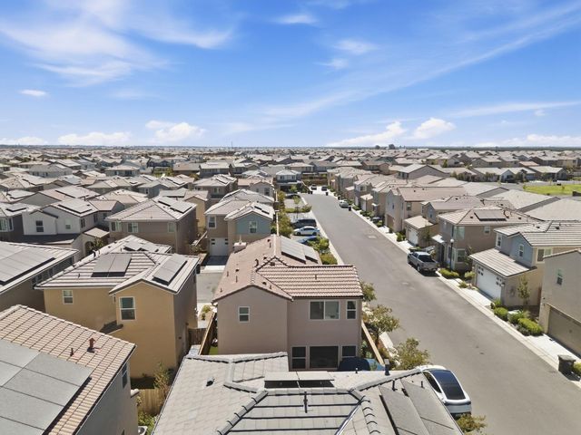 1123 Royalty Way W, Madera, CA 93636