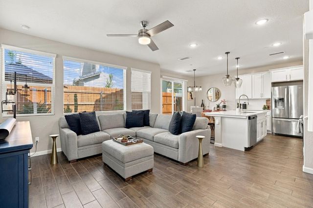 1123 Royalty Way W, Madera, CA 93636