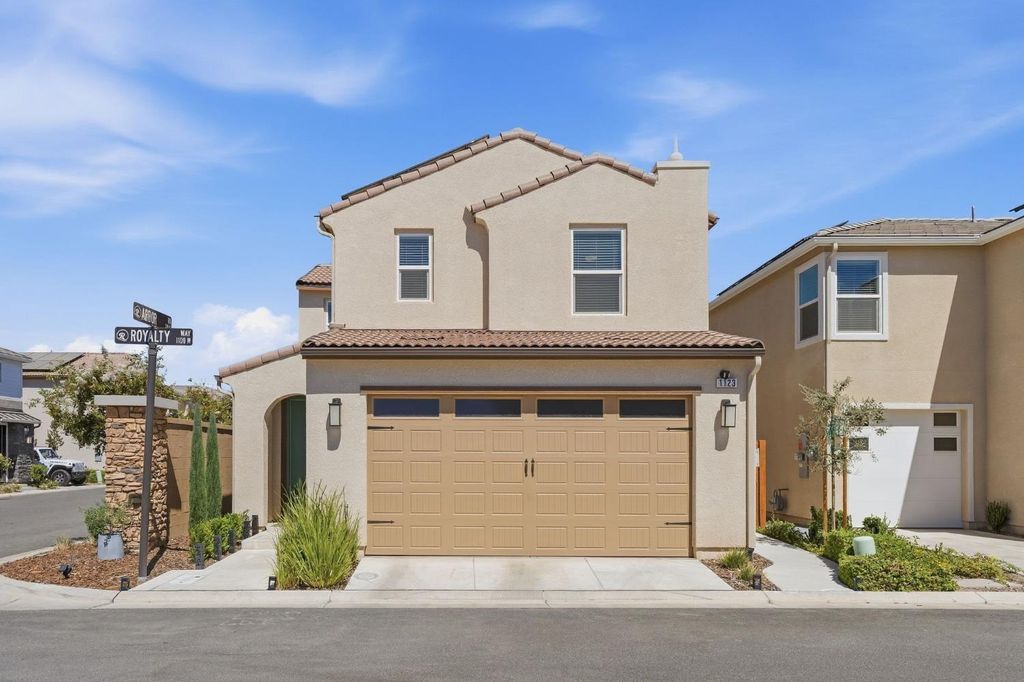 1123 Royalty Way W, Madera, CA 93636