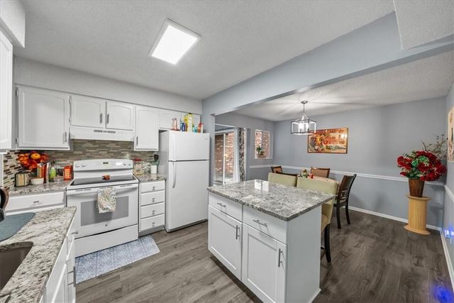 10104 W 96th Street C, Overland Park, KS 66212