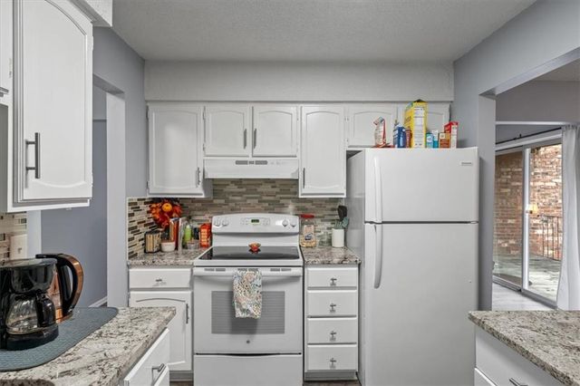 10104 W 96th Street C, Overland Park, KS 66212