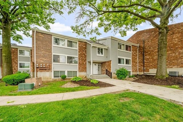 10104 W 96th Street C, Overland Park, KS 66212