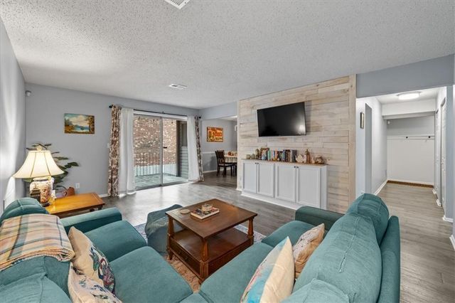 10104 W 96th Street C, Overland Park, KS 66212
