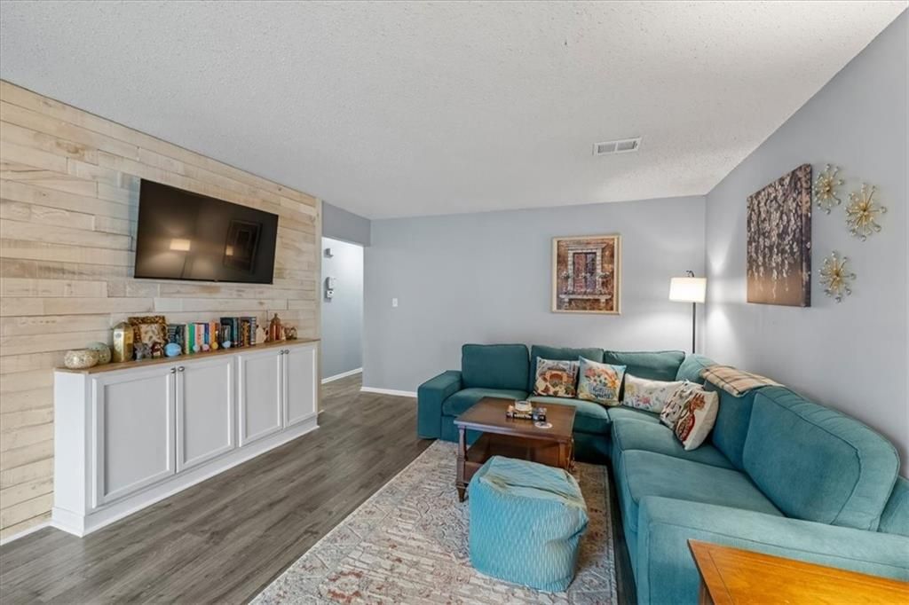 10104 W 96th Street C, Overland Park, KS 66212