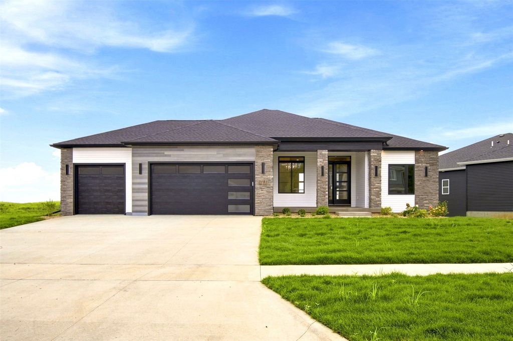 3040 Ridgeview Circle, Coralville, IA 52241