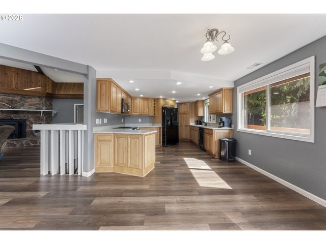 2453 STEPHANIE Ln, North Bend, OR 97459