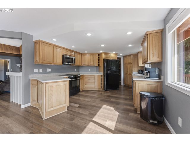 2453 STEPHANIE Ln, North Bend, OR 97459