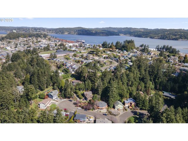 2453 STEPHANIE Ln, North Bend, OR 97459