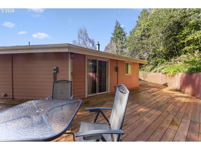 2453 STEPHANIE Ln, North Bend, OR 97459