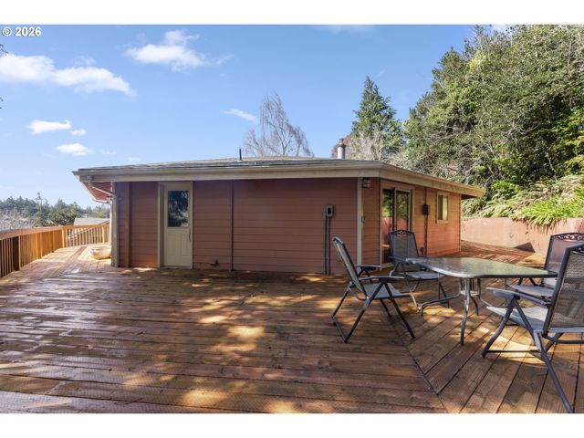2453 STEPHANIE Ln, North Bend, OR 97459