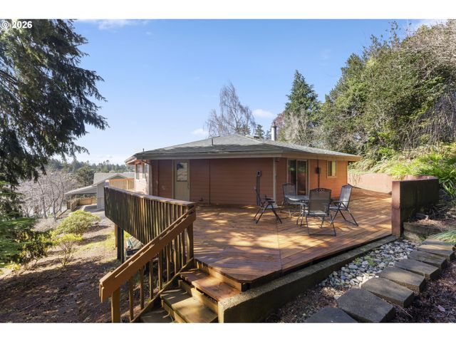 2453 STEPHANIE Ln, North Bend, OR 97459