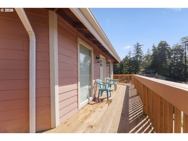 2453 STEPHANIE Ln, North Bend, OR 97459