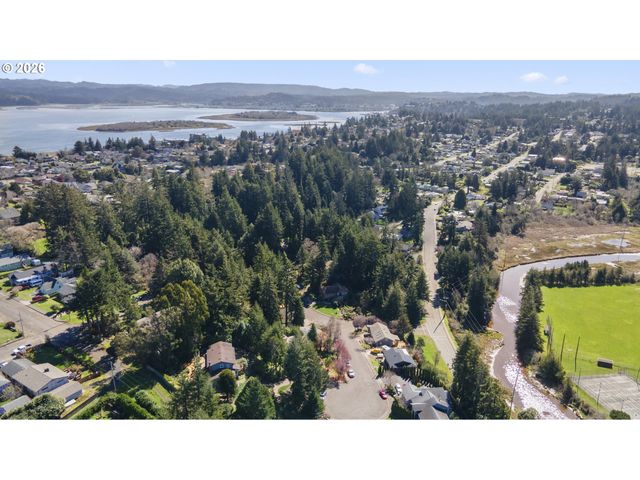 2453 STEPHANIE Ln, North Bend, OR 97459