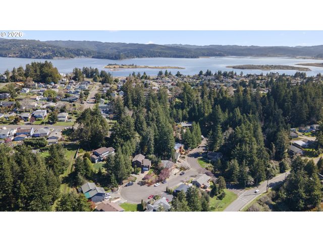 2453 STEPHANIE Ln, North Bend, OR 97459