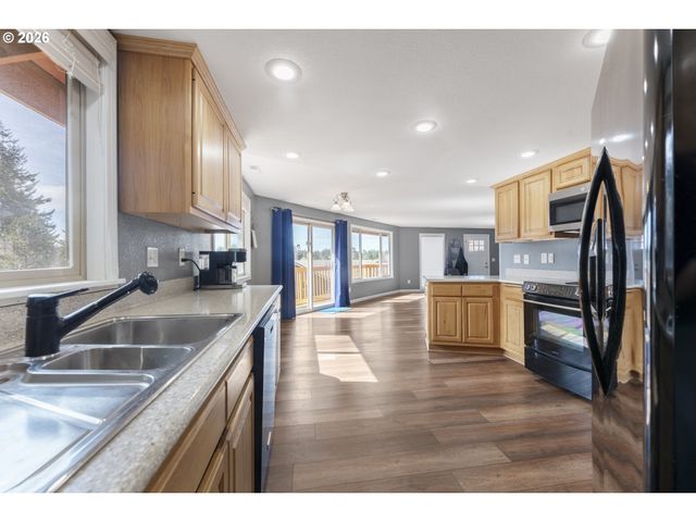 2453 STEPHANIE Ln, North Bend, OR 97459