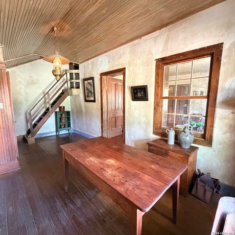 413 Petersburg, Castroville, TX 78009